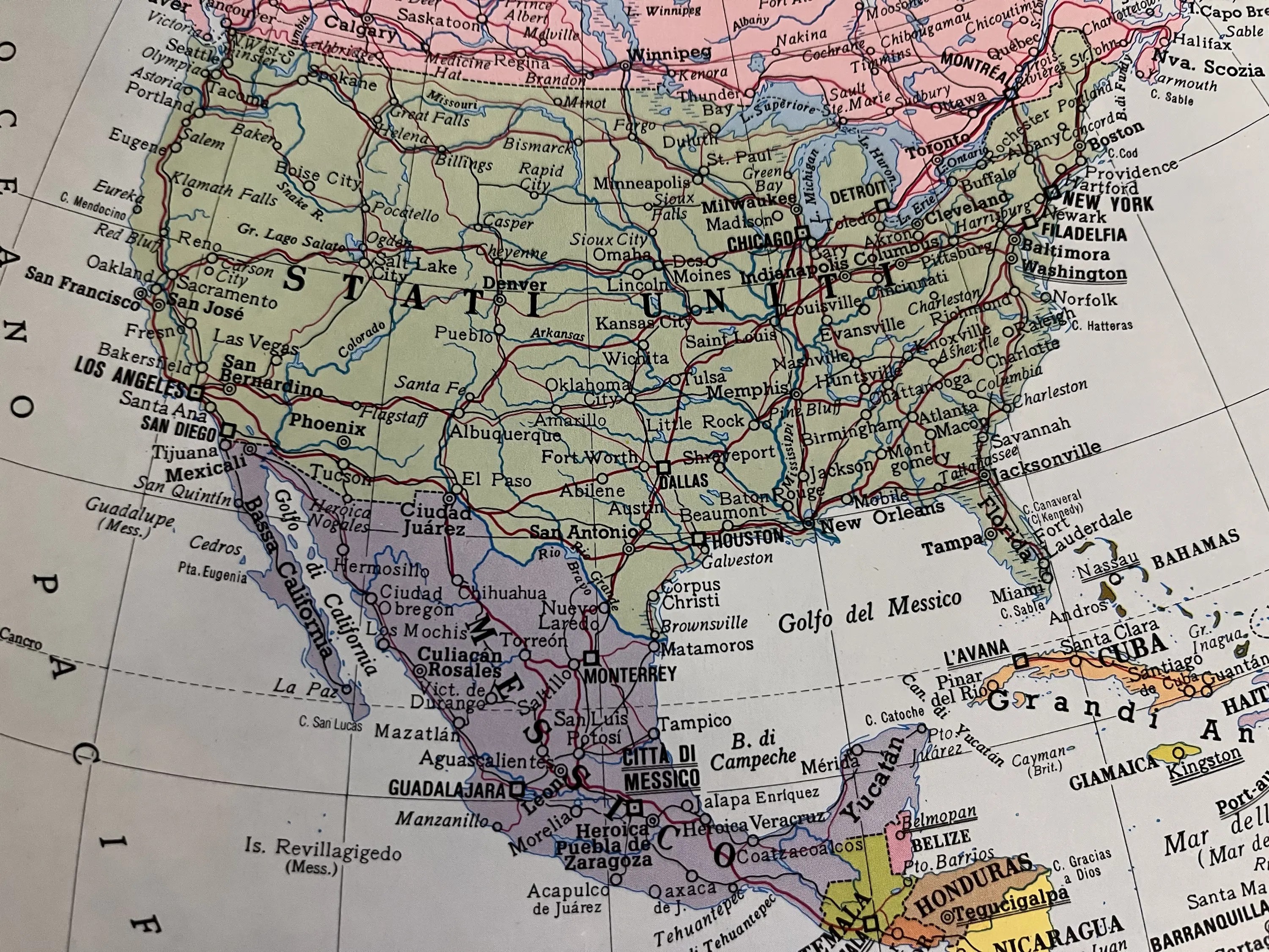 Mappa dettagliata del sud degli Stati Uniti e del Messico, con confini statali e nomi di città. Mostra il Golfo del Messico a est e diverse regioni geografiche.