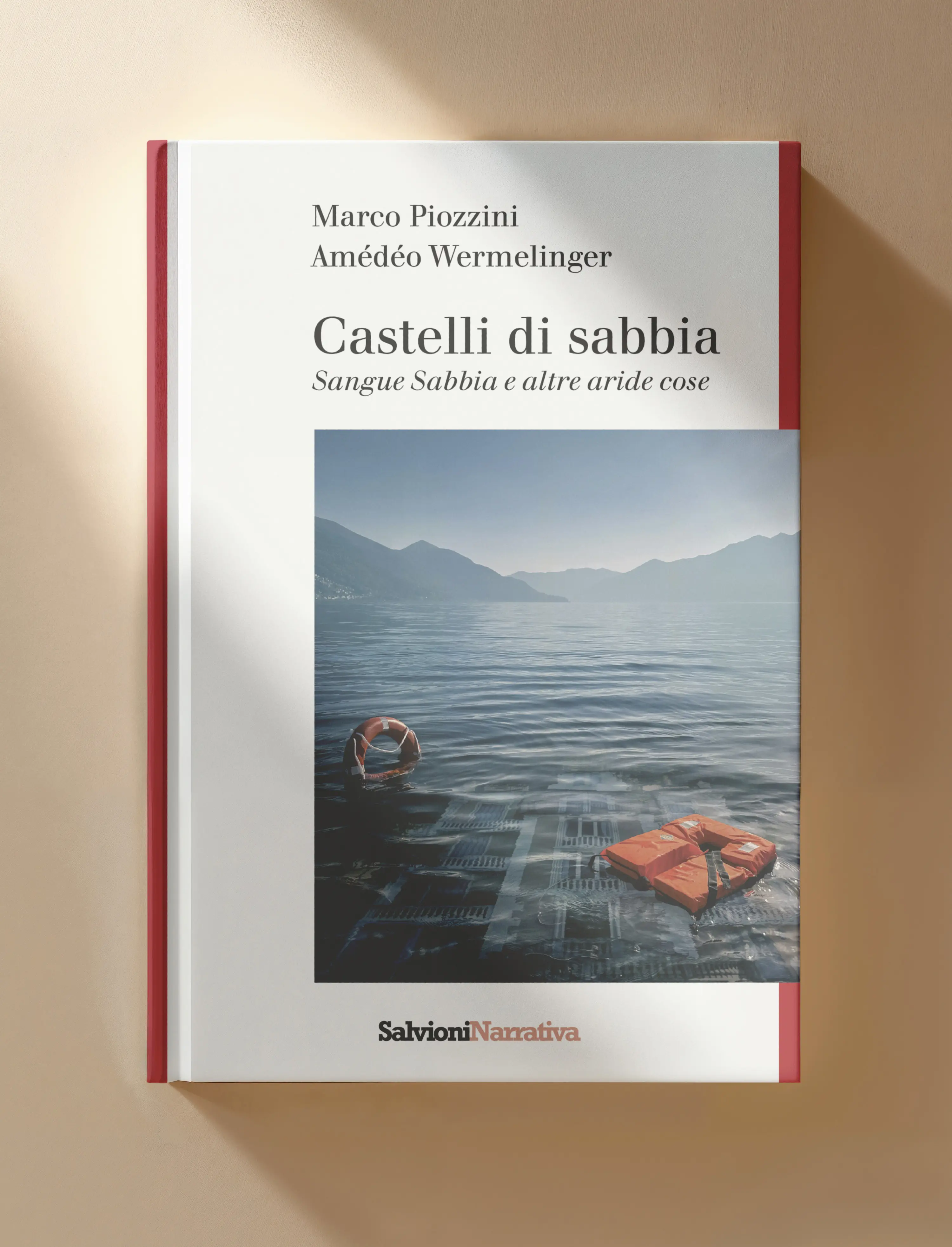 Copertina di un libro intitolato "Castelli di sabbia" di Marco Piozzini e Amédéo Wermelinger. Il design presenta un’immagine di un lago con una piccola imbarcazione rossa e un paesaggio montano sullo sfondo. Il titolo è visibile in alto, con sottotitolo "Sangue Sabb