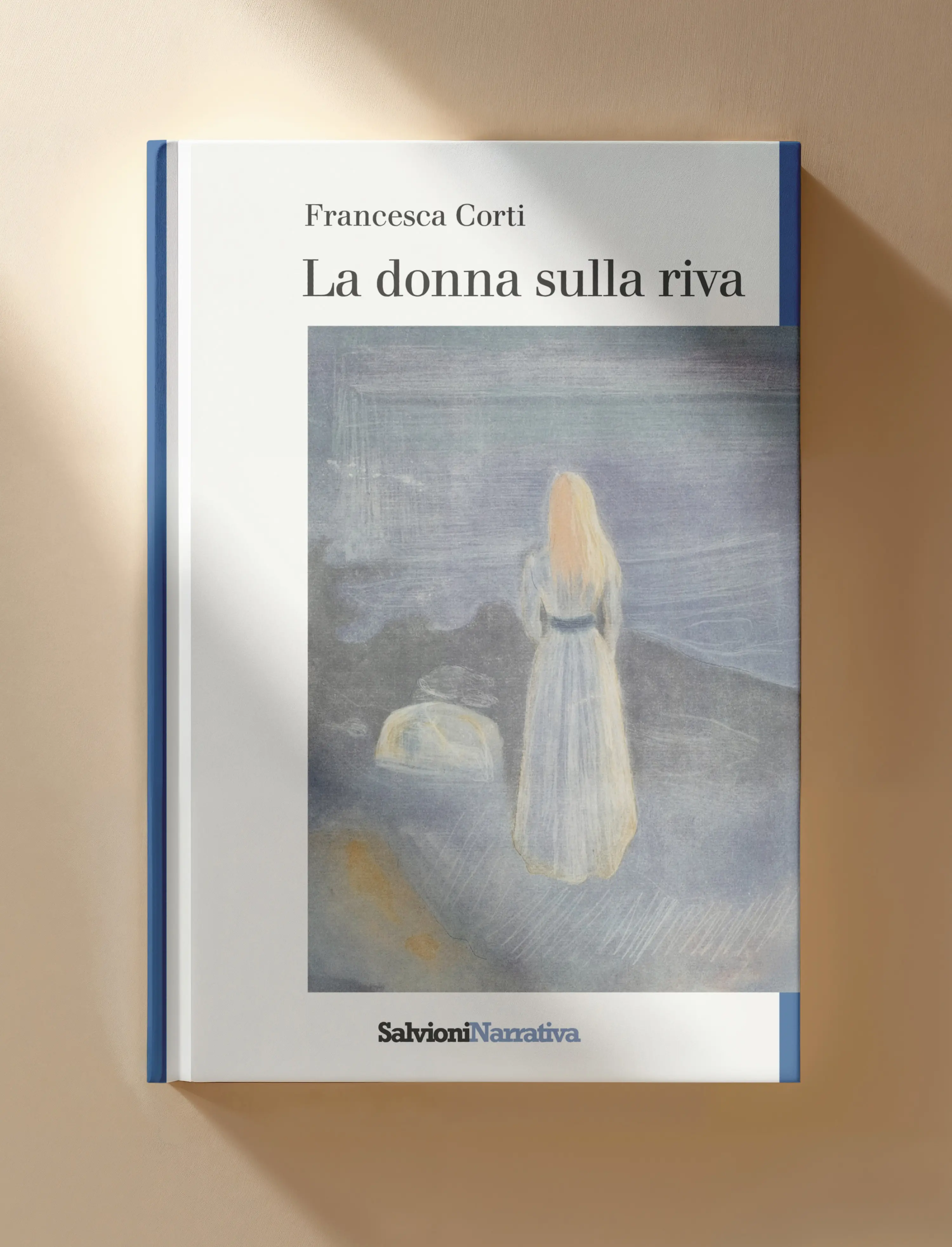 Copertina del libro "La donna sulla riva" di Francesca Corti. Mostra una figura femminile in abito lungo, in piedi sulla riva, con un paesaggio marino sfumato sullo sfondo. Il titolo è scritto in blu, mentre il nome dell'autore è alla base.