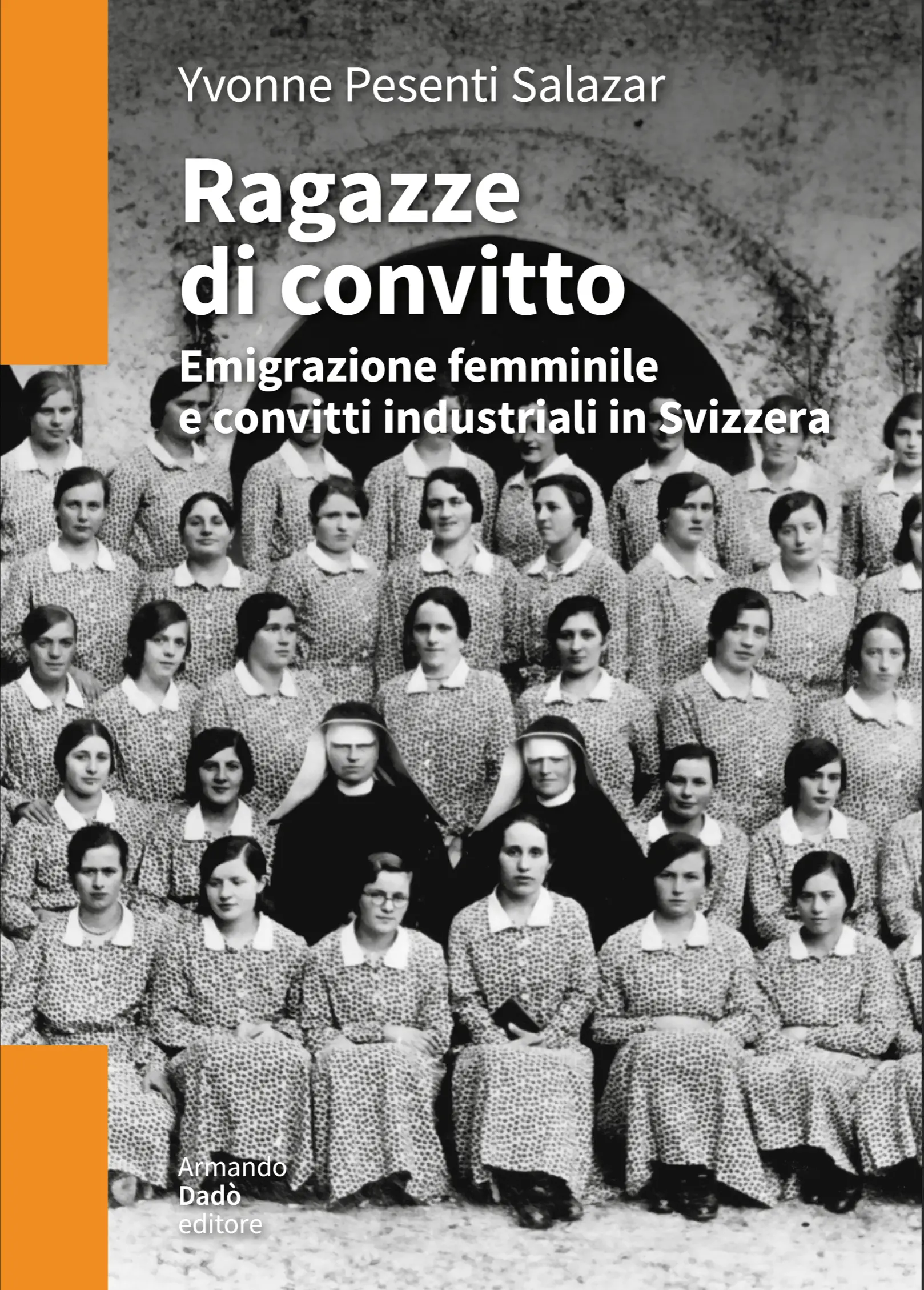 Copertina del libro "Ragazze di convitto" di Yvonne Pesenti Salazar. Il titolo è in bianco su uno sfondo scuro, con una sezione arancione sulla sinistra. Sullo sfondo, una foto in bianco e nero di un gruppo di donne in abiti tradizionali.