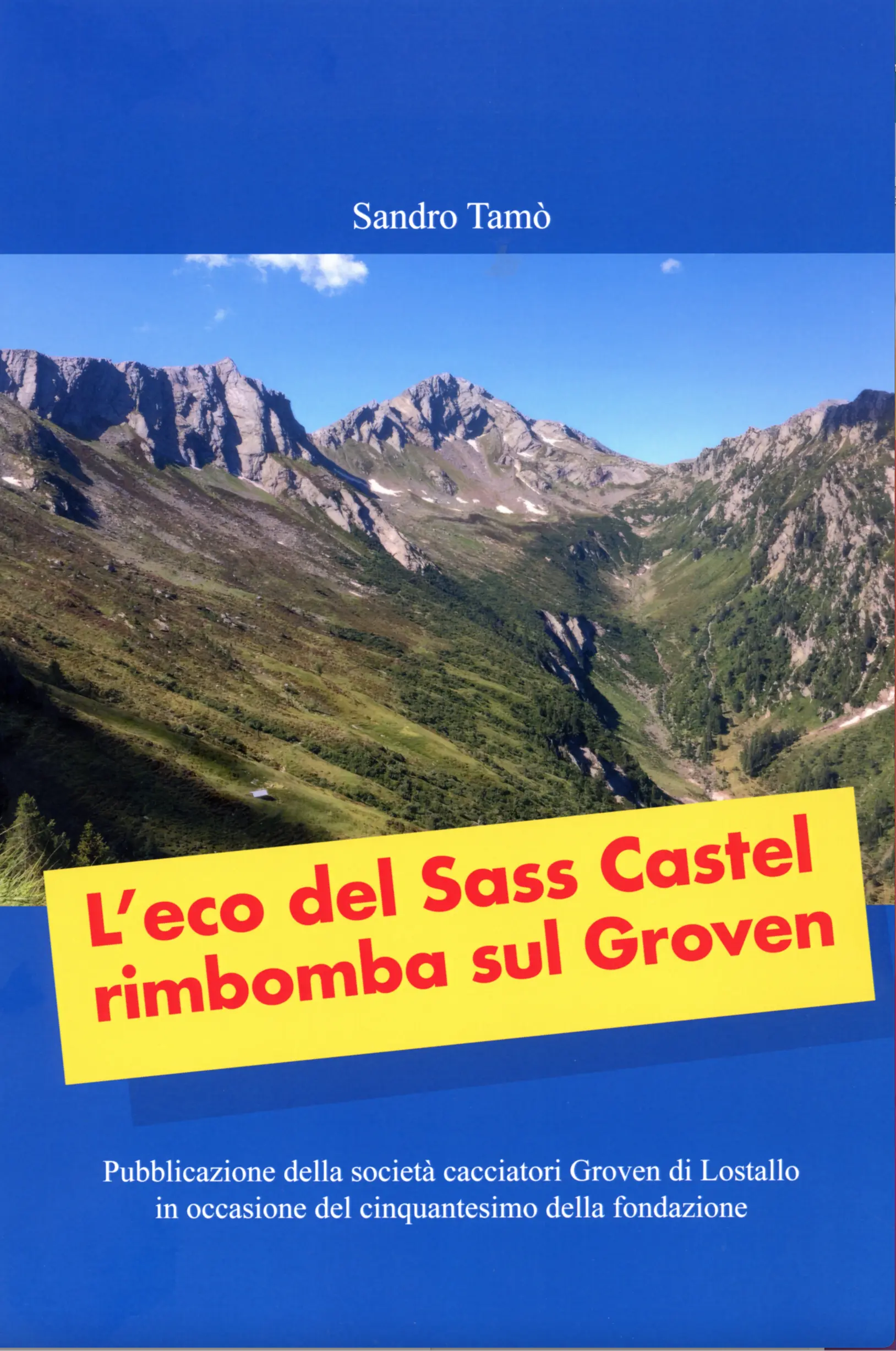 Un paesaggio montano con cime rocciose e un cielo blu. In primo piano, un titolo in giallo su uno sfondo blu: "L'eco del Sass Castel rimbomba sul Groven". In basso, informazioni sulla pubblicazione dell'opera di Sandro Tamò.
