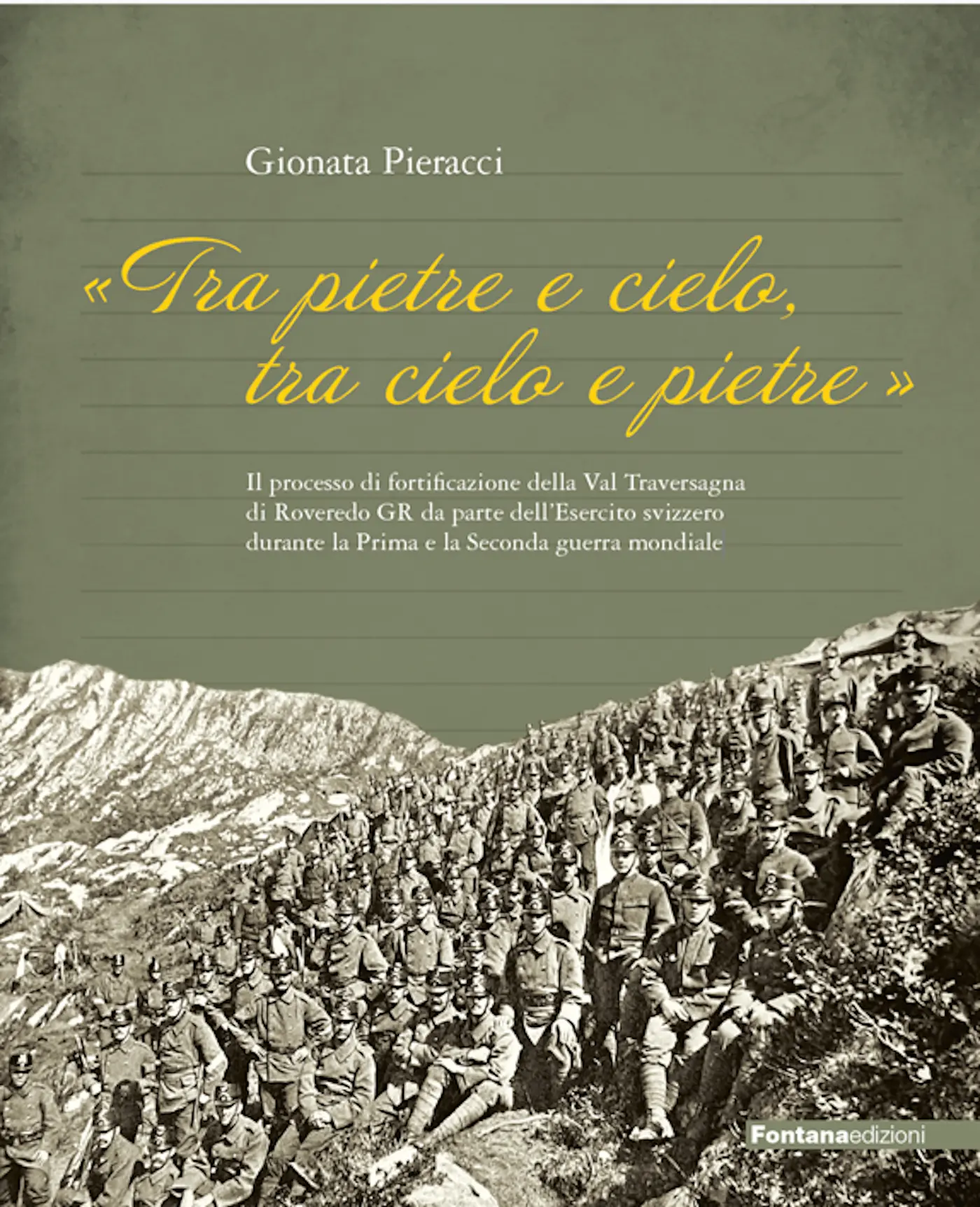 Copertina di un libro con il titolo «Tra pietre e cielo, tra cielo e pietre». Sfondo che mostra una fotografia storica di soldati in un paesaggio montano. Il testo discute la fortificazione della Val Traversagna durante le due guerre mondiali.