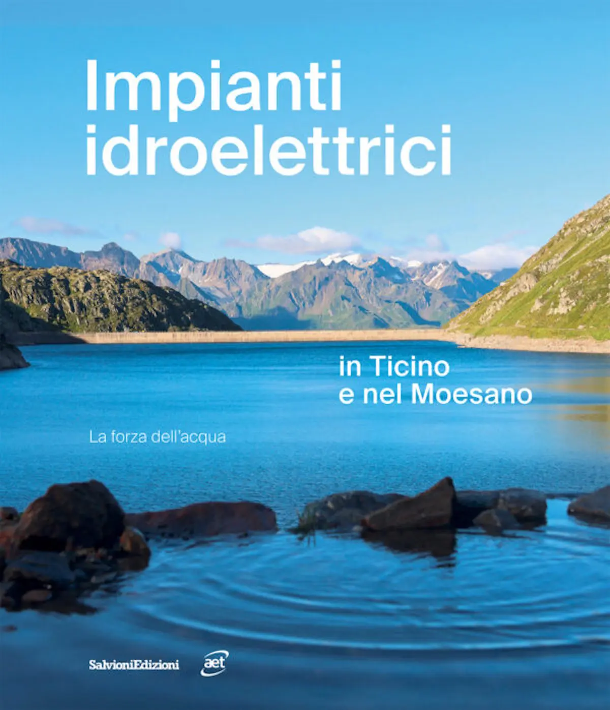 Copertina di un libro intitolato "Impianti idroelettrici in Ticino e nel Moesano". Mostra un paesaggio naturale con laghi e montagne sullo sfondo, rappresentando la forza dell'acqua.