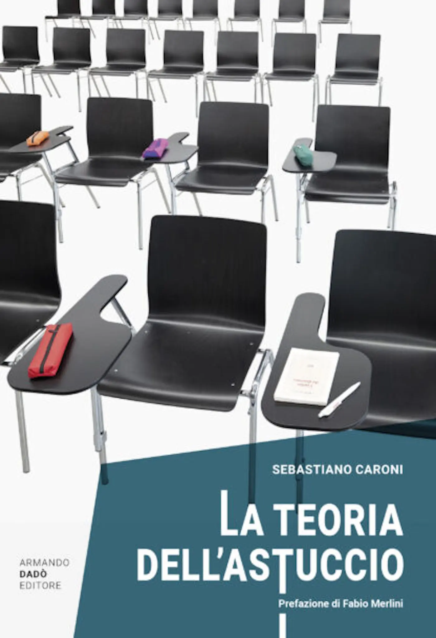 Copertina di un libro intitolato "La teoria dell'astuccio" di Sebastiano Caroni. Sullo sfondo ci sono diverse sedie nere, con alcuni astucci e quaderni sulle scrivanie. Il titolo è in caratteri grandi e bianchi,