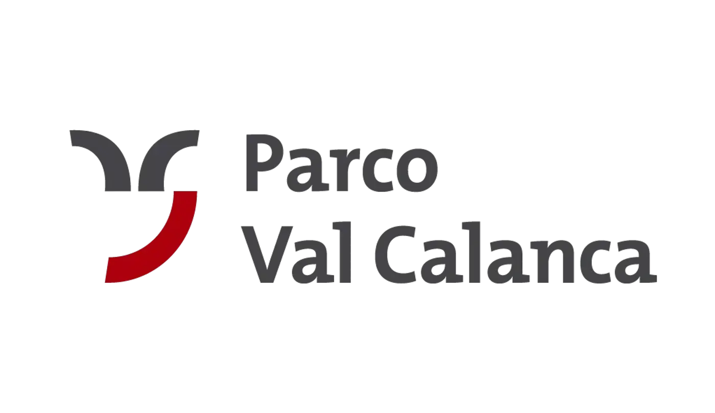 Logo del Parco Val Calanca con un design grafico distintivo. La parte sinistra presenta un'icona stilizzata con colori rosso e grigio, mentre il nome del par